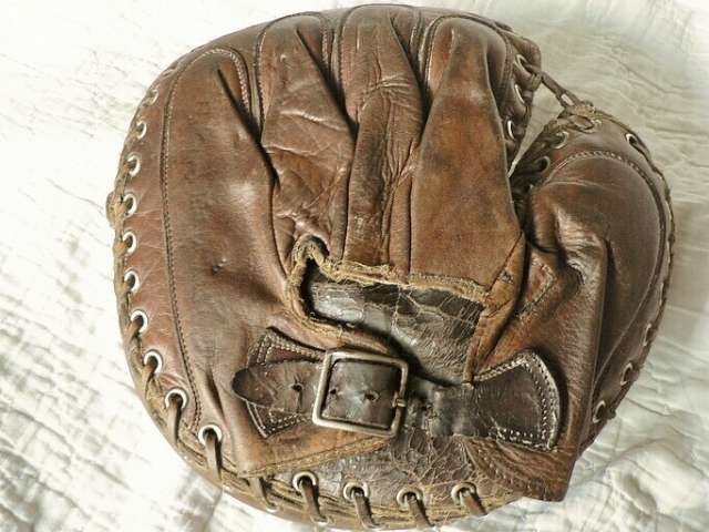 Babe Ruth Spalding Home Run Special Catchers Mitt Back